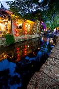 Canalside restaurant : Lijiang, China